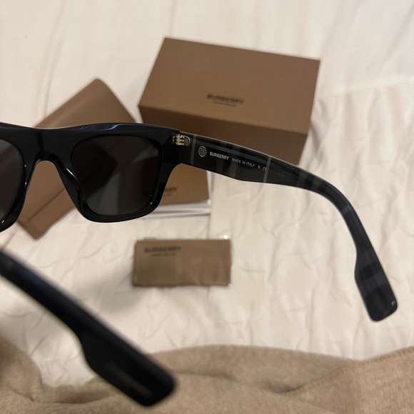 Burberry sunglasses - Picture 8 of 10